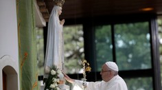 Pápeža Františka vítali vo Fatime tisícky veriacich