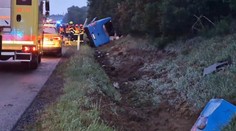 VIDEO: Vážna nehoda na diaľnici smerom na Brno: Prevrátil sa autobus, hlásia zranených