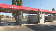 Mal sa zatúlať do vedľajšieho boxu. Chlapec (5), ktorého v autoumyvárni prešlo auto, bojuje o život