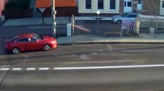 VIDEO: Iba pár hodín po tragédii v Bratislave zrovnalo auto so zemou zastávku na juhu Slovenska