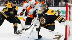 Chára prispel k výhre Bruins dvoma gólmi, Halák so shutoutom a asistenciou