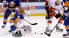 Rekordný Halák s výhrou nad Calgary, Sekera debutoval prehrou