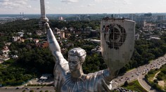 FOTO: Tradičný symbol nahradí trojzubec. Zo štítu obrovskej sochy Matka Vlasť odstránili sovietsky znak