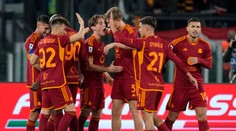 AS Rím si poradil s Veronou gólmi z prvého polčasu. AC Miláno otočilo zápas v úplnom závere