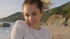 Vulgárna Miley je preč. Nádherná speváčka v novom klipe vyznáva lásku snúbencovi