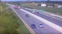 Policajti zverejnili video z nedeľnej nehody na D1. Takto sa prevrátil kamión s kukuricou