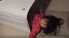 Dievčatko tak dlho skúmalo práčku, až sa v nej zaseklo