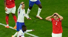 VIDEO: Francúzi otvorili ME výhrou po utešenom vlastnom góle Rakúšanov. Zakrvavený Mbappé nedohral zápas