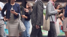 Francúzska dedinka prišla s prekvapivým zákazom. Ľudia na verejnosti nemôžu používať mobil