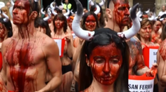 Naháči sa poliali krvou na protest proti zabíjaniu býkov