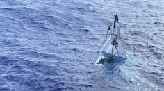 Zázrak: Námorníka našli na mori po dvoch dňoch, visel na potápajúcej sa lodi