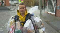 Odpad, ktorý produkuje, nevyhadzuje do koša, ale nosí ho na sebe. Mladík tým apeluje na ľudí