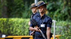 Počas obranného summitu zastrelila polícia človeka