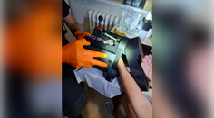 FOTO: Kuriózny zásah hasičov. Pomáhali žene, ktorej ruka záhadne uviazla v kávovare