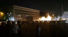 Slzotvorný plyn či vodné delo. Najväčšie protesty proti reštrikciám v Slovinsku sa zmenili na vzburu