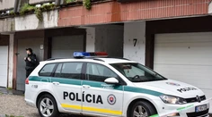 V bratislavskej Petržalke vystrájal opitý a agresívny muž. Založil požiar a napadol policajta