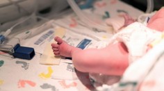 Zoznam zranení láme srdce. Mladý muž mal týrať iba osemmesačné dievčatko