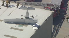 VIDEO: Kuriózna nehoda na letisku. Pilot lietadla, ktoré sa zaborilo do strechy hangáru, mal obrovské šťastie