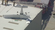 VIDEO: Kuriózna nehoda na letisku. Pilot lietadla, ktoré sa zaborilo do strechy hangáru, mal obrovské šťastie