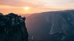 Zaľúbenci chceli romantickú fotografiu. Zahynuli po páde z 2300-metrového brala