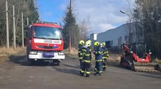 Ten istý čas. V areáli českých strojární, kde sa vyrába munícia, po týždni opäť zasahovali hasiči