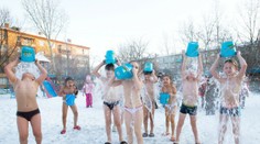 Deti v ruskej škôlke takto začínajú deň. Pri teplote -20 stupňov sa oblievajú studenou vodou