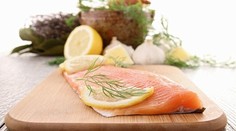 Pošírovaná šťuka s mladým špenátom a omáčkou z ružového korenia