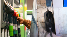 VIDEO: Tankoval, do čoho sa dalo. Muž v Ružomberku naberal benzín do krhly