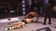 VIDEO: Bizarný koniec zápasu v MMA. Bojovník sa sám knokautoval, napriek tomu vyhral