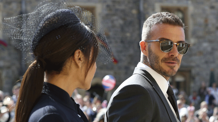 Manželia Beckhamovci outfitom nesklamali. Ale čo ten výstrih, Victoria?!