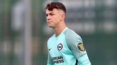 U nás neznámy, v Anglicku vravia, že je famózny. Má 19, chytá Premier League 2 a chce hrať za Slovensko (rozhovor)