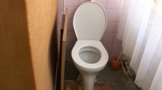 Netradičná toaleta v CVČ v Komárne. Deti chodia na záchod za skriňu