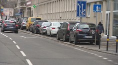 Autá sa môžu vrátiť na chodníky. Poslanci posunuli účinnosť zákona, ktorý to zakazoval