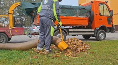 S jeseňou prišla aj práca s opadanými listami. Vo Svidníku na ich odstránenie používajú špeciálnu vec