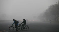 Čínu trápi hustý smog. Obyvateľom Pekingu odporučili, aby nevychádzali von