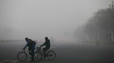Čínu trápi hustý smog. Obyvateľom Pekingu odporučili, aby nevychádzali von