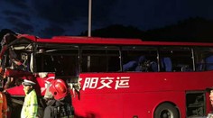 Pri nehode autobusu na čínskej diaľnici zahynulo najmenej 36 ľudí