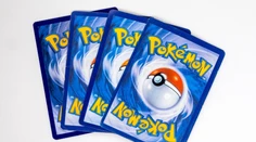 Máte ich doma aj vy? Muž našiel na povale vzácne pokémonové karty, odhadovaná cena ho šokovala
