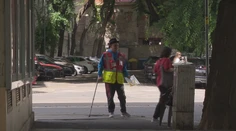 Ponúkajú im možnosť, ako si udržať ľudskú dôstojnosť. Strávili sme deň s pouličnými predajcami časopisov