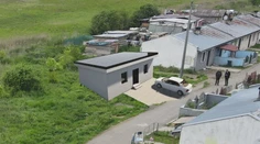Z chatrčí sa presunú do nových ekologických domov. Pilotný projekt má zabezpečiť slušné bývanie pre Rómov