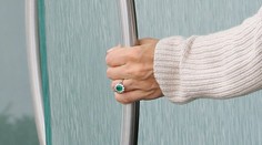 Svadba na spadnutie? Ruku tehotnej modelky zdobí úchvatný prsteň