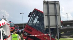 V Bratislave visel autobus cez zvodidlá: Zranilo sa osem ľudí