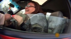 Policajti sa zmenili na Santov. Vodičom rozdávali peniaze