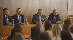 Stretnutie s premiérom Ficom vyvolalo otázniky. Študenti tvrdia, že bez účasti na besede by sa nedostali ku skúške