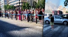 Otvorenie pobočky módneho reťazca vyvolalo v Prahe ošiaľ. Davy ľudí museli kropiť vodou hasiči