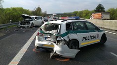 Policajti rozbili auto pri hromadnej nehode. Vodiči hneď našli vinníka