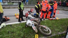 Žena bez vodičského preukazu havarovala na motorke, ktorá na ceste nemala čo robiť. Teraz bojuje o život