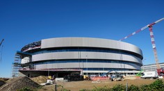 Práce na výstavbe štadióna meškajú, znepokojujú aj rozmery plochy. Organizátori OH sa bránia proti výčitkám