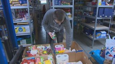 Potravinovú pomoc už potrebujú aj zamestnaní. Ľudí odkázaných na charitu pribúda, darovať už chodí málokto