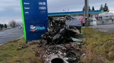 Tachometer sa zastavil na 200 km/h. Vodič nemal šancu prežiť, ľudia si vrak v Prievidzi hodiny nevšímali